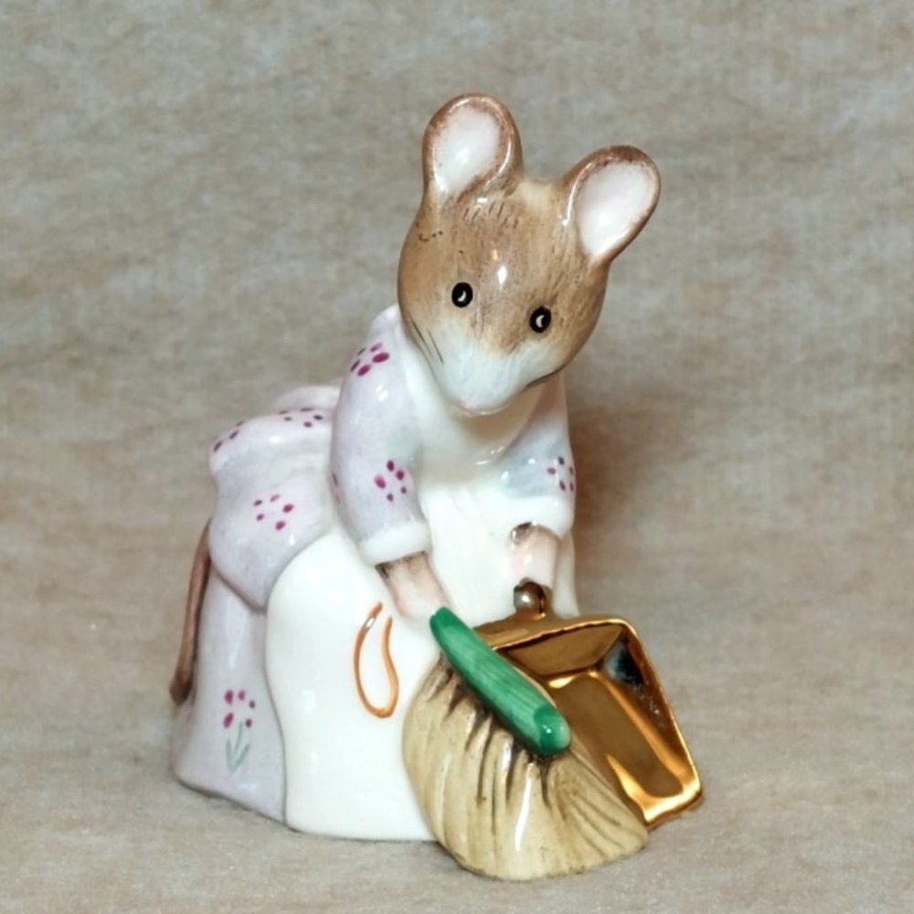 Royal Doulton Beatrix Potter "Hunca Munca Sweeping" Gold Pan Vintage Collectible